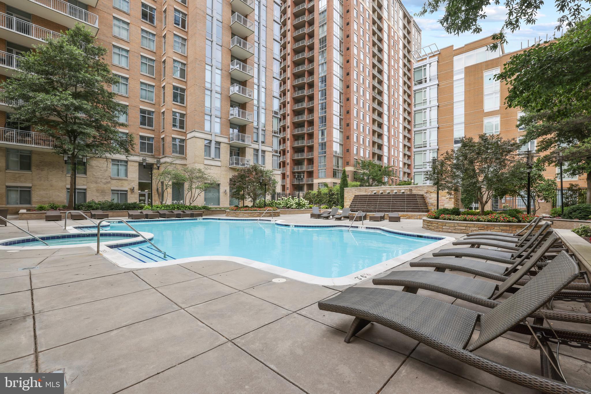 MIDTOWN AT RESTON TOWN CENTER - Residential