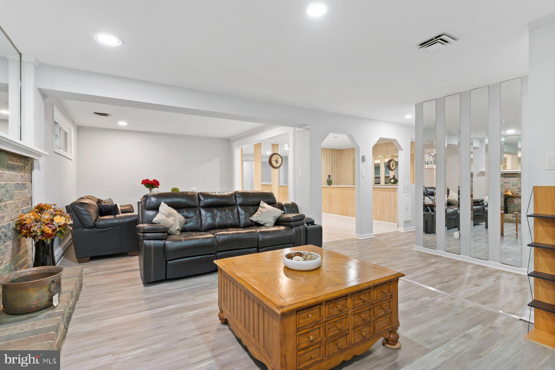 YORKSHIRE VILLAGE - Residential