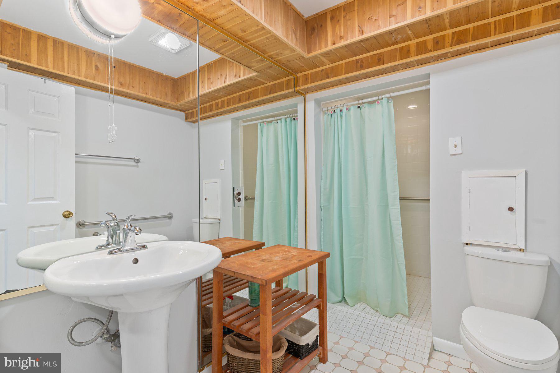 YORKSHIRE VILLAGE - Residential