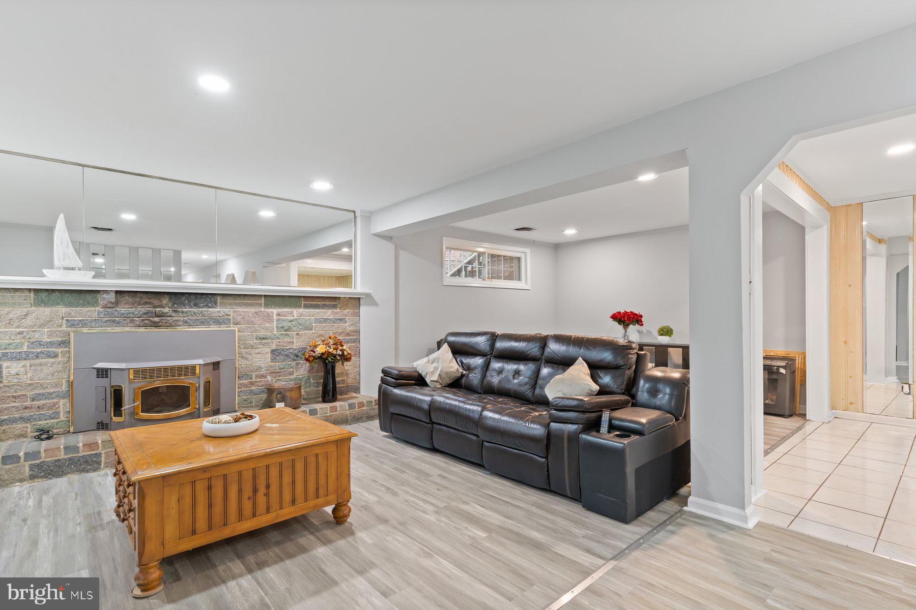 YORKSHIRE VILLAGE - Residential