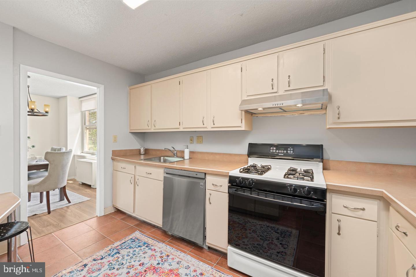 ROLAND PARK - Residential Lease