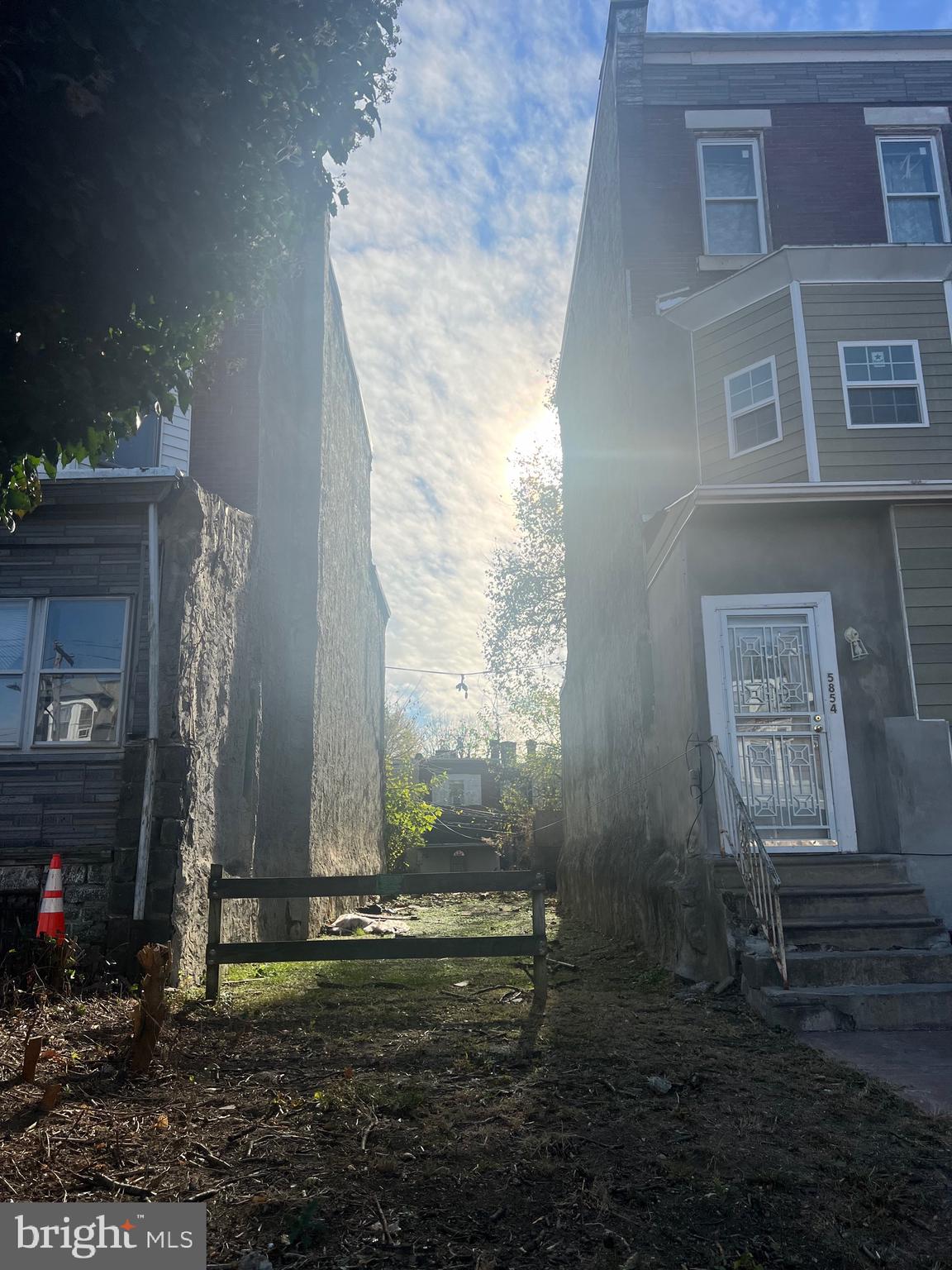Calling all builder, perfect opportunity to built a multi family unit!