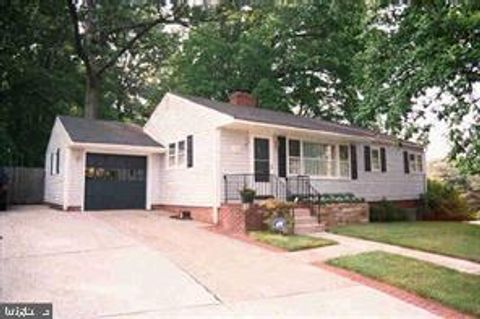 Photo of 998 N Roosevelt Street, FALLS CHURCH, VA 22046 (MLS # VAFA2003886)