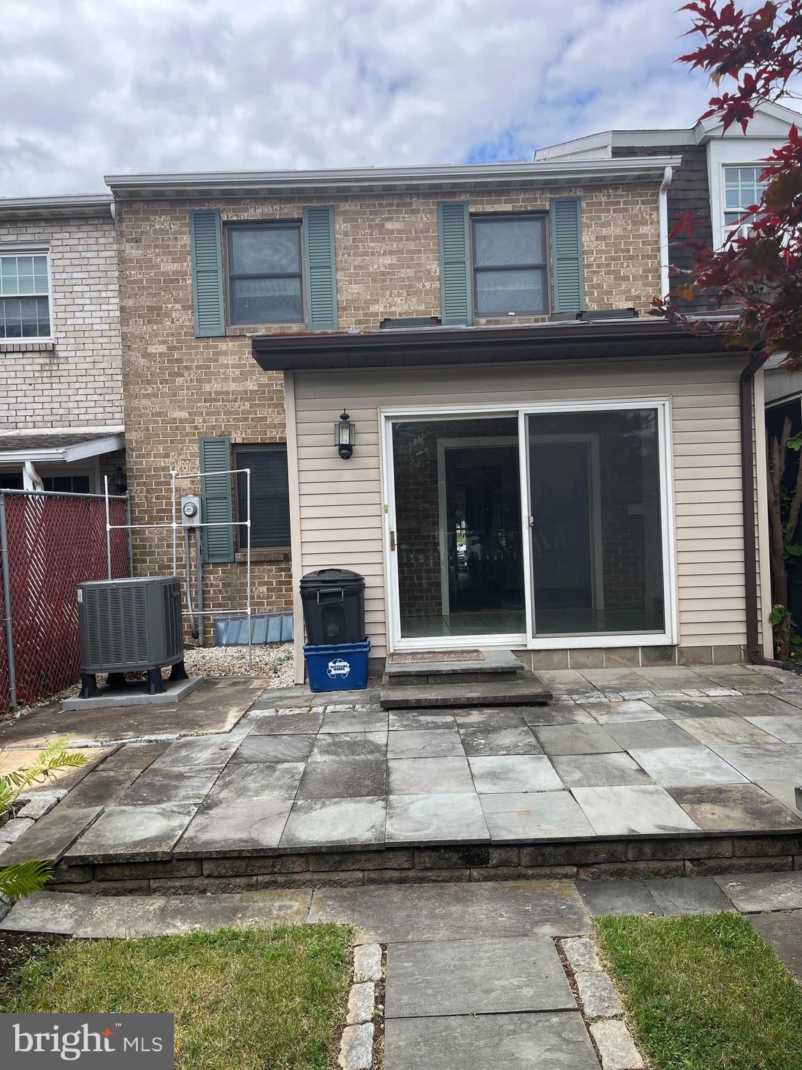 841 WOODLAWN DRIVE