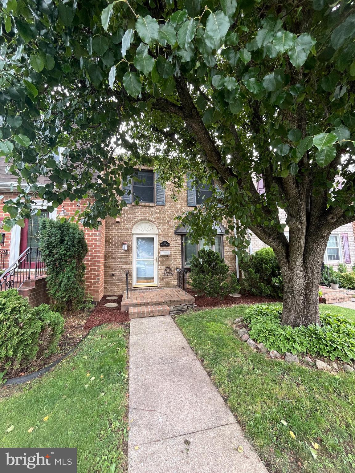 841 WOODLAWN DRIVE