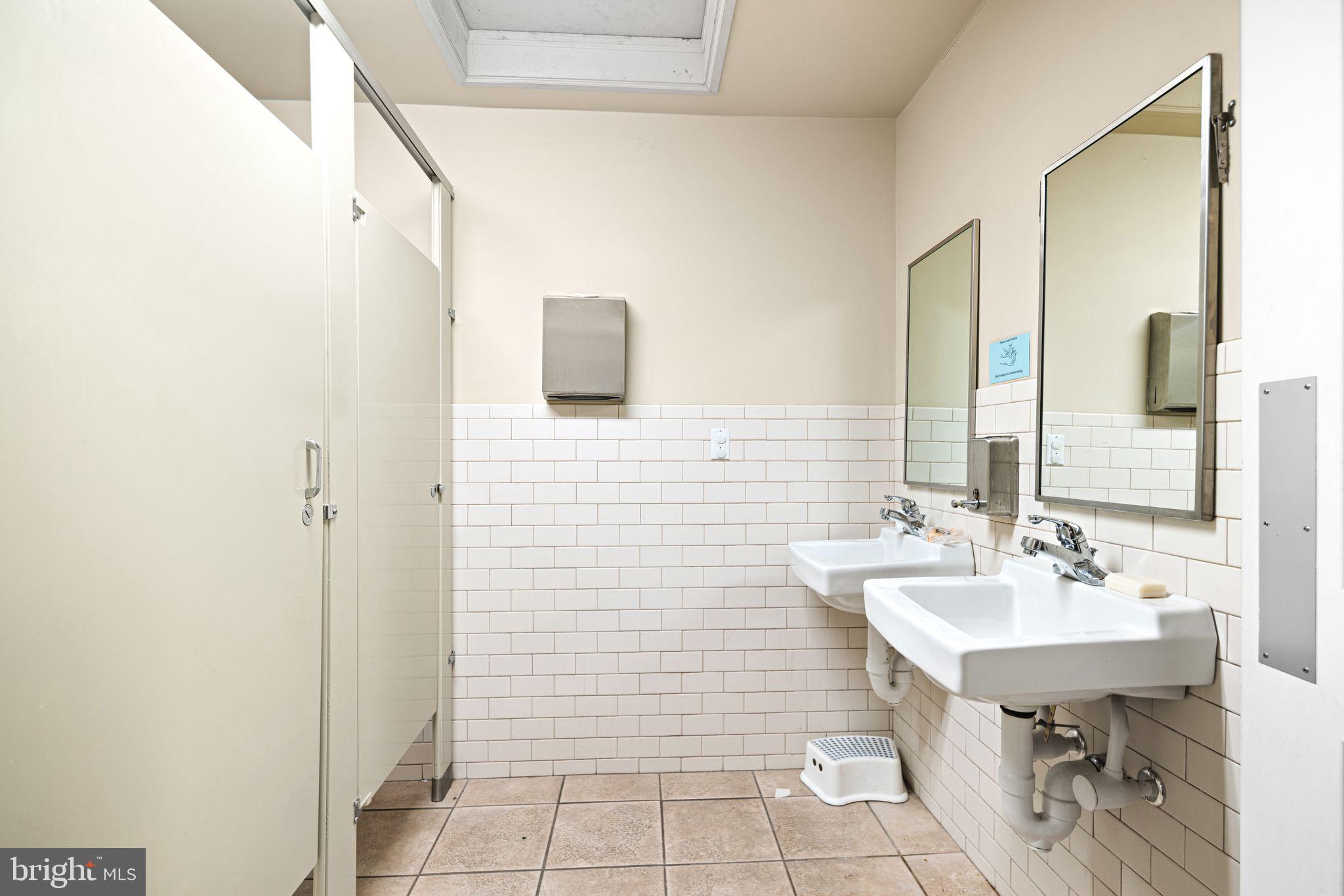 LOWER MOYAMENSING - Commercial Sale