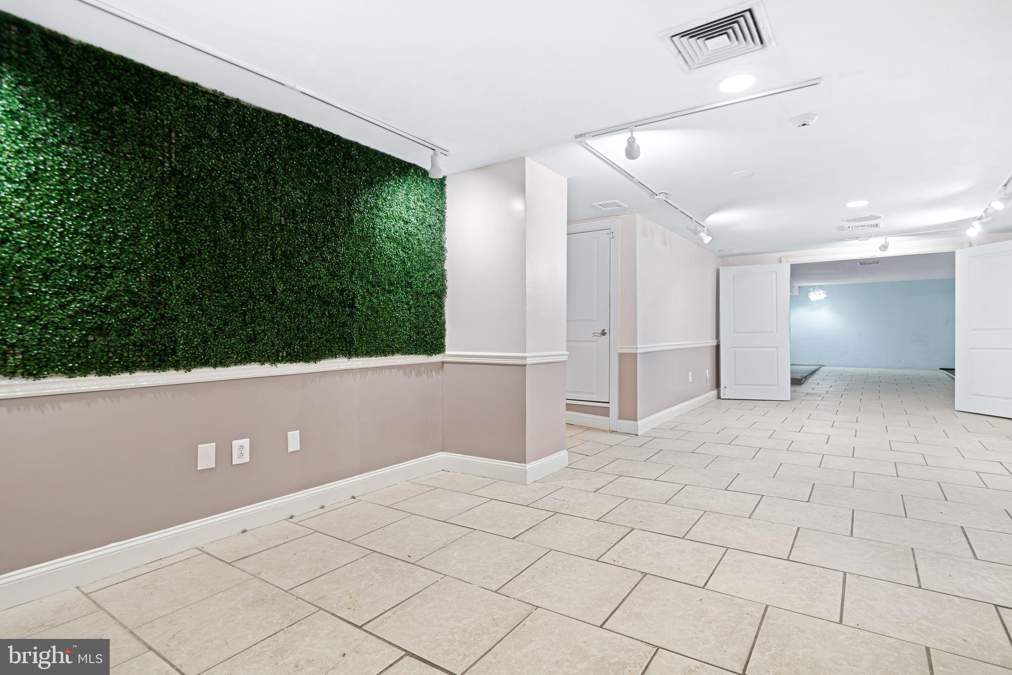 LOWER MOYAMENSING - Commercial Sale