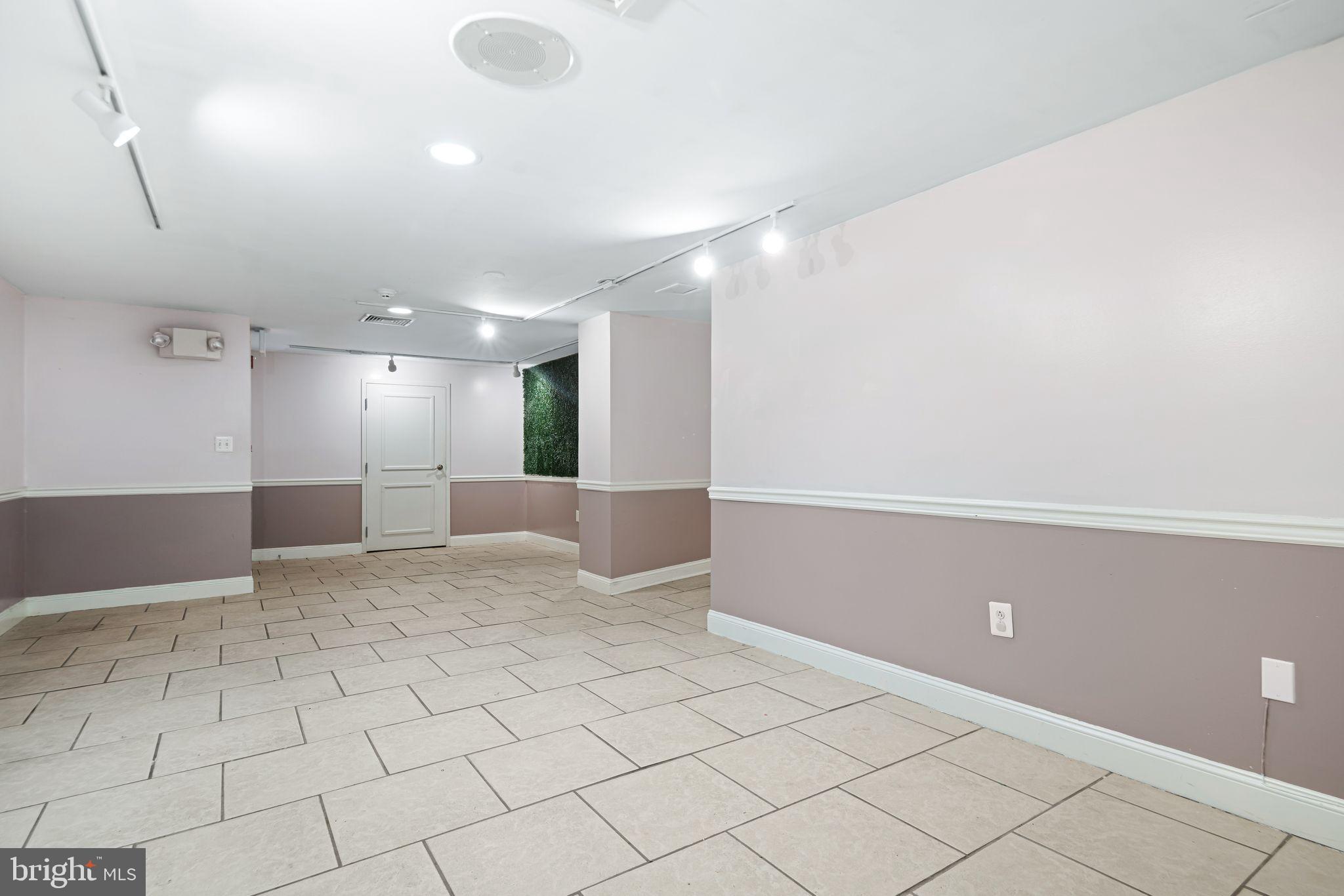 LOWER MOYAMENSING - Commercial Sale