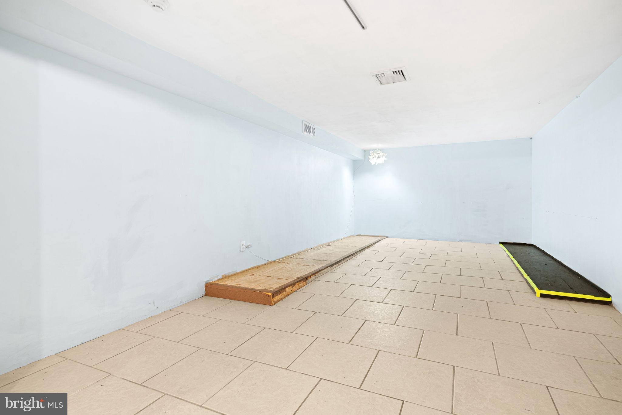 LOWER MOYAMENSING - Commercial Sale