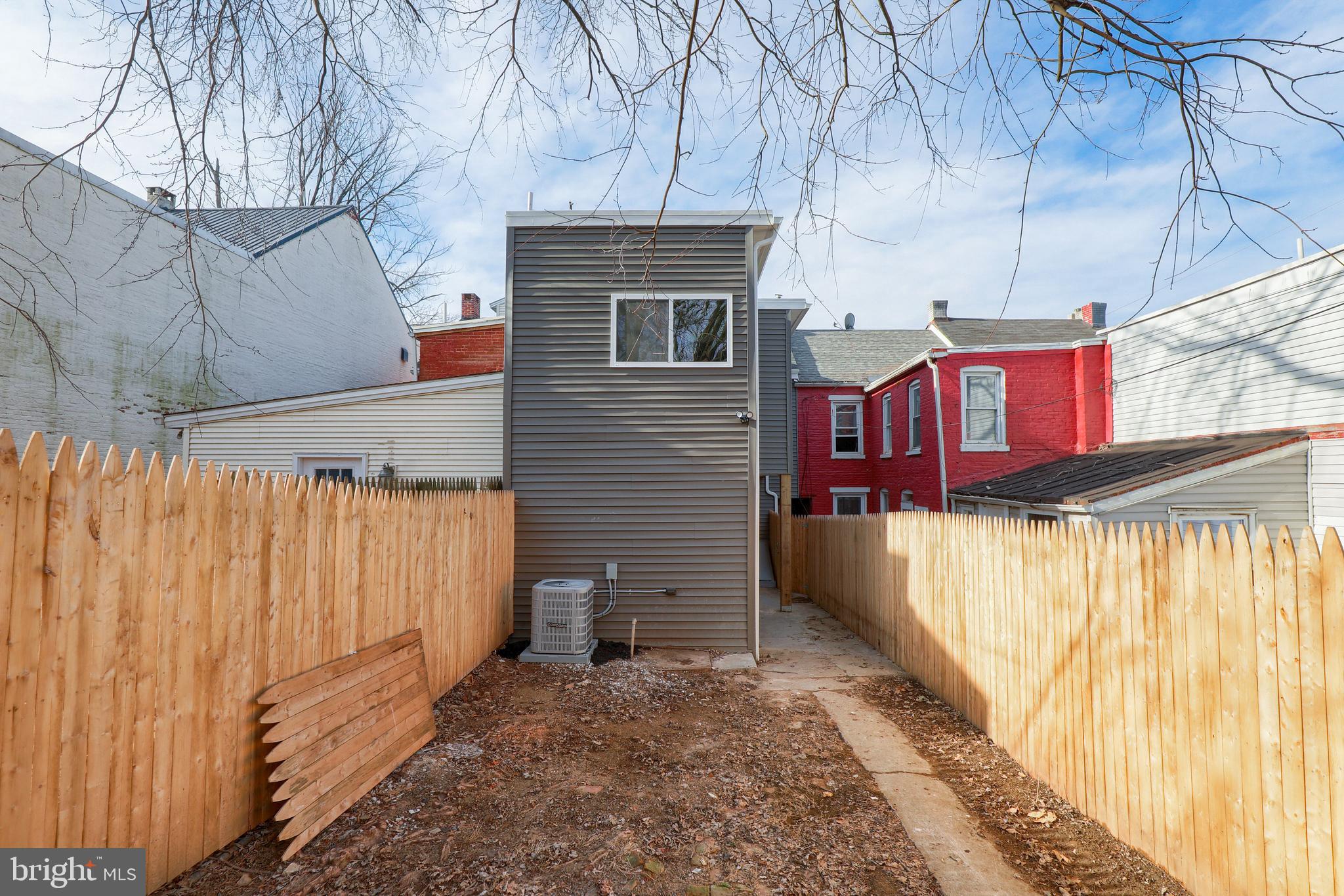 SOUTH LANCASTER - Residential