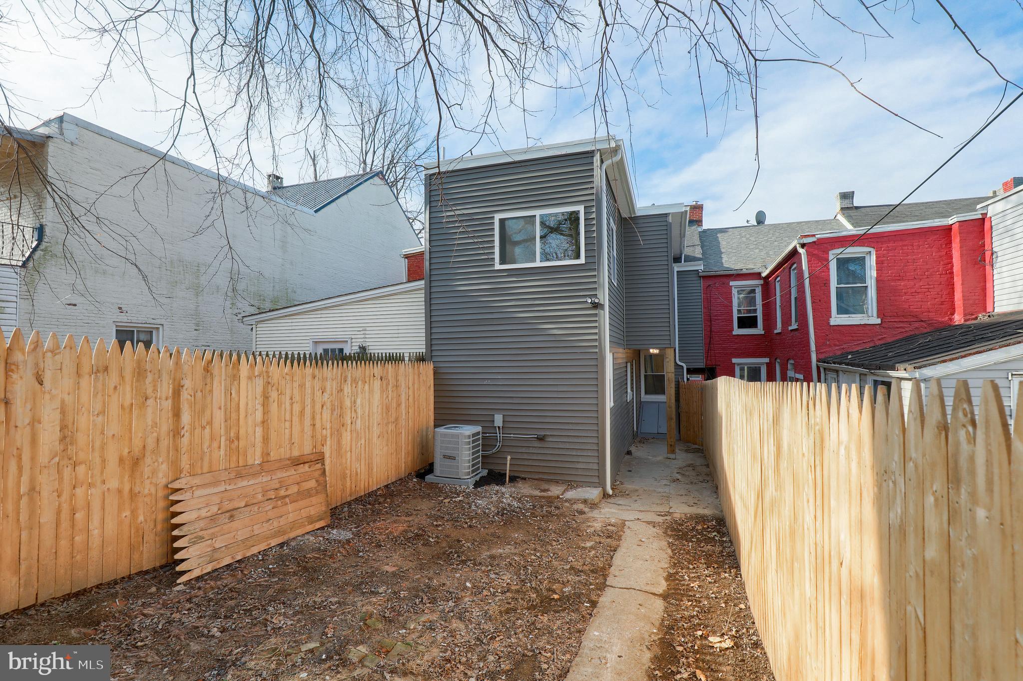 SOUTH LANCASTER - Residential