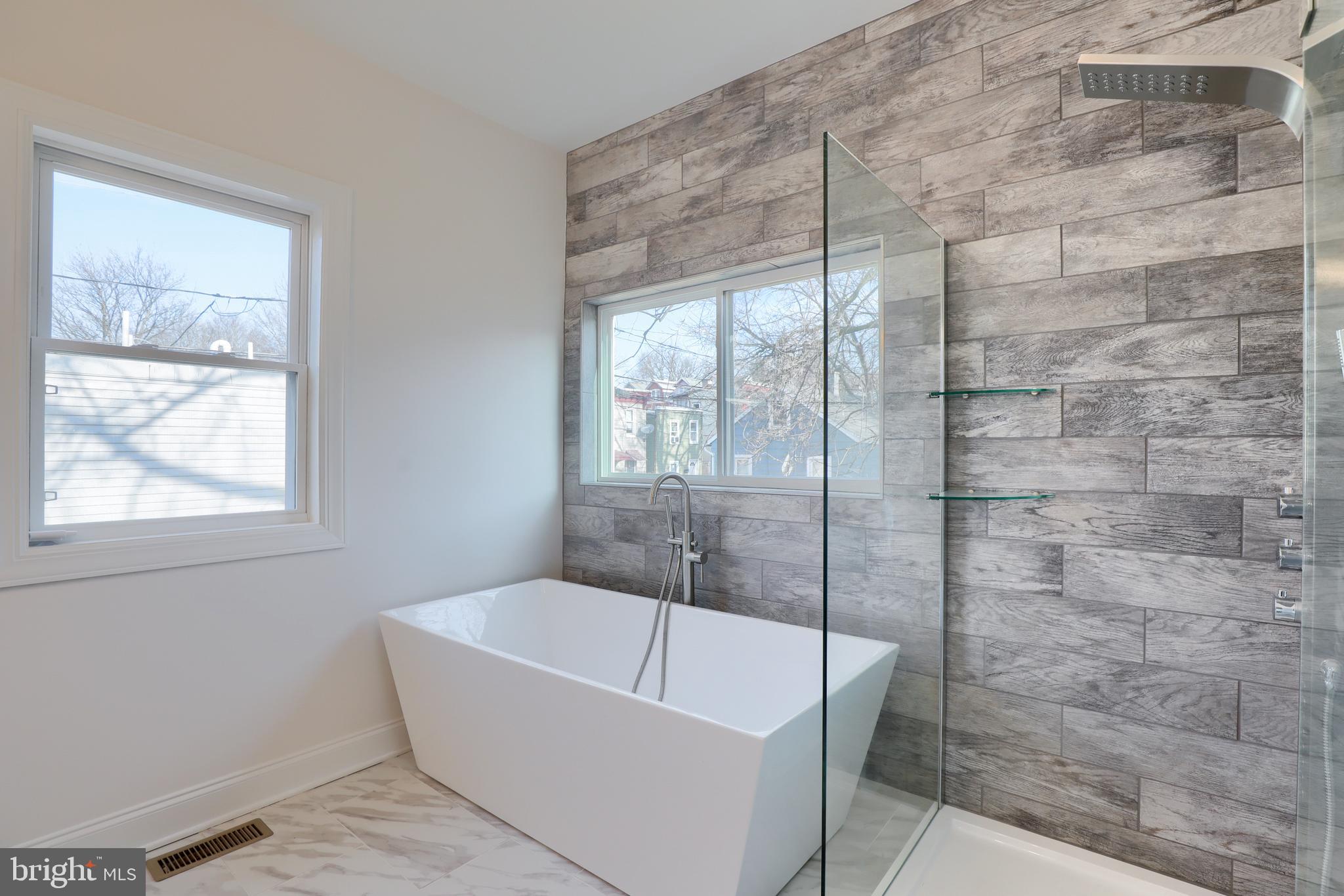 SOUTH LANCASTER - Residential