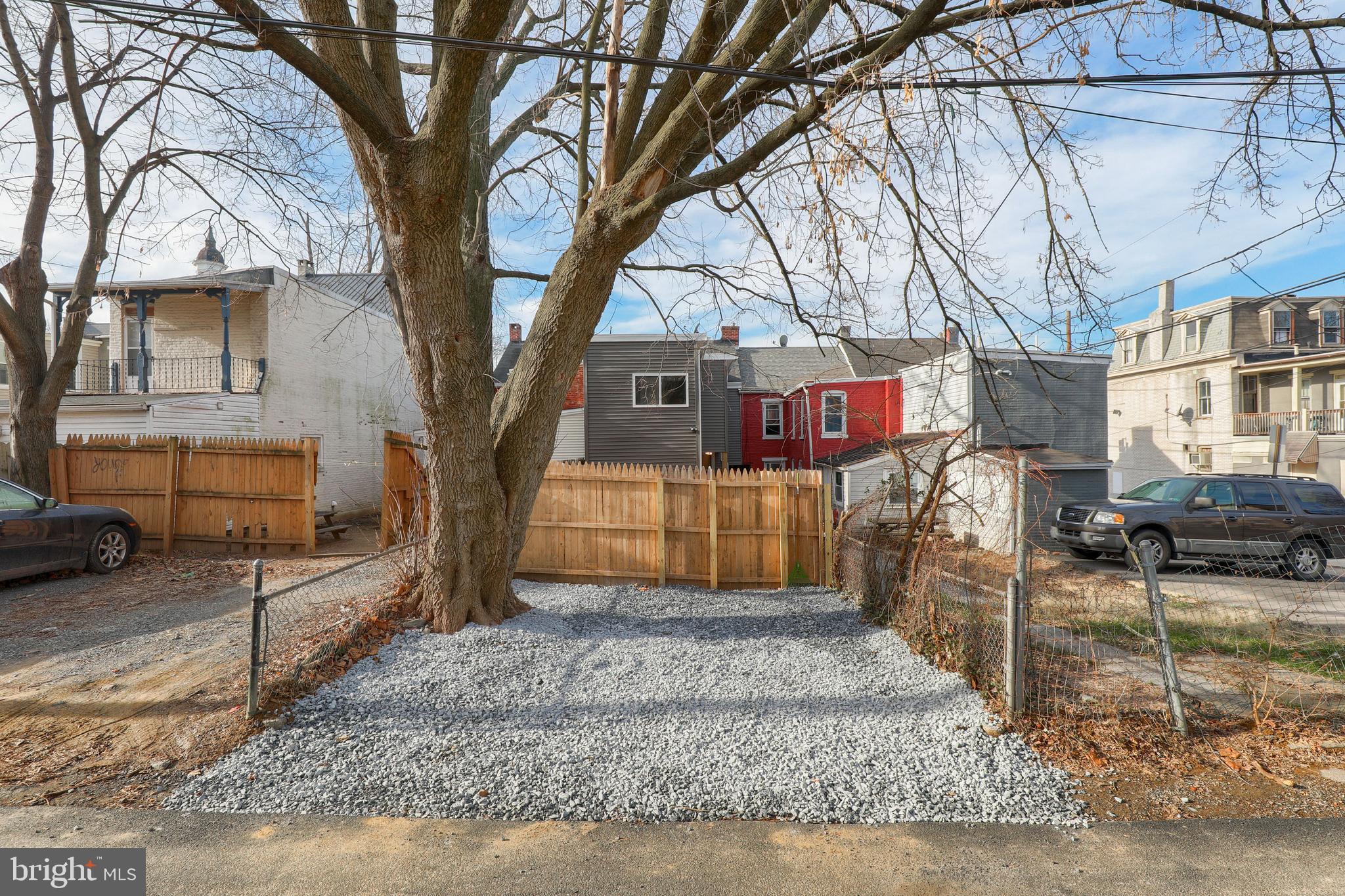 SOUTH LANCASTER - Residential