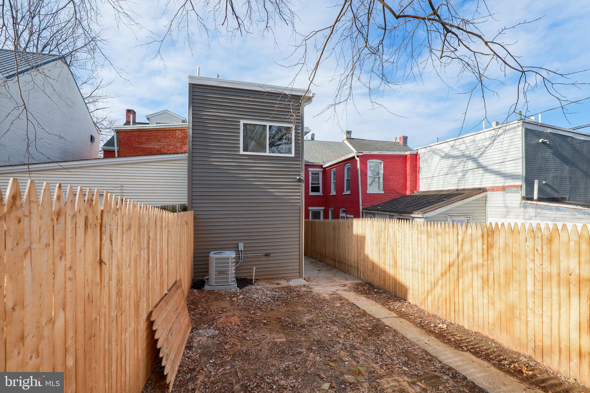 SOUTH LANCASTER - Residential