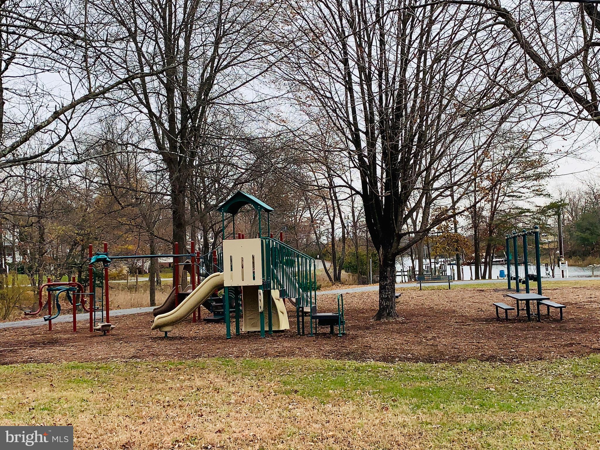 WOODLAND BEACH - Residential Lease