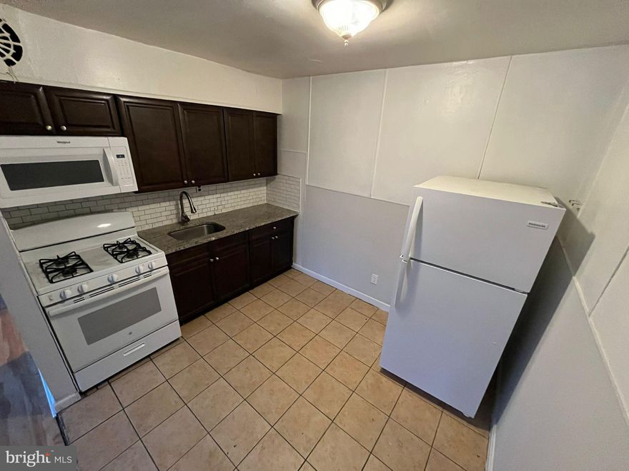 This beautiful, newly renovated 1st floor apartment features 2 bedrooms and one bathroom! The gorgeous kitchen includes ample cabinet/counter space. The bedrooms are bright and open, with a lot of storage space and windows. The full bathroom is sleek, modern, and comfortable.

Close here you can find Olney Christian School, Saint Ambrose School, Tacony Creek Park , Bus stop C St & Ashdale St. 

What are you waiting to apply for this beautiful house?