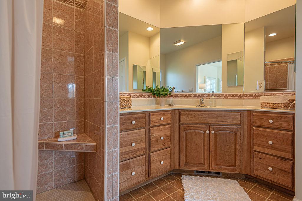 HENRYS GREEN - Residential