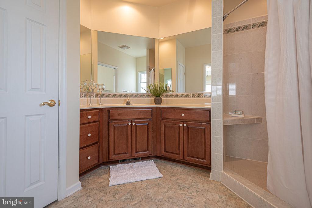 HENRYS GREEN - Residential