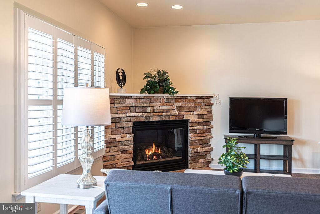 HENRYS GREEN - Residential