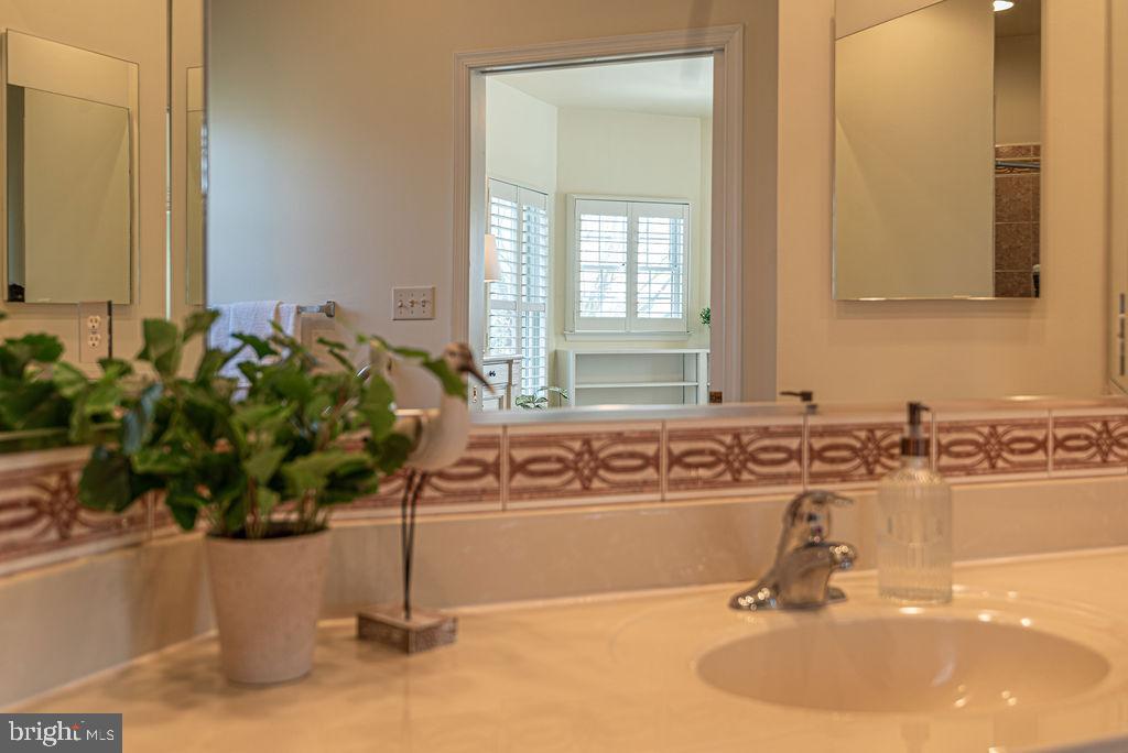 HENRYS GREEN - Residential