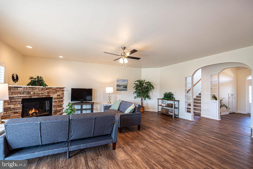 HENRYS GREEN - Residential