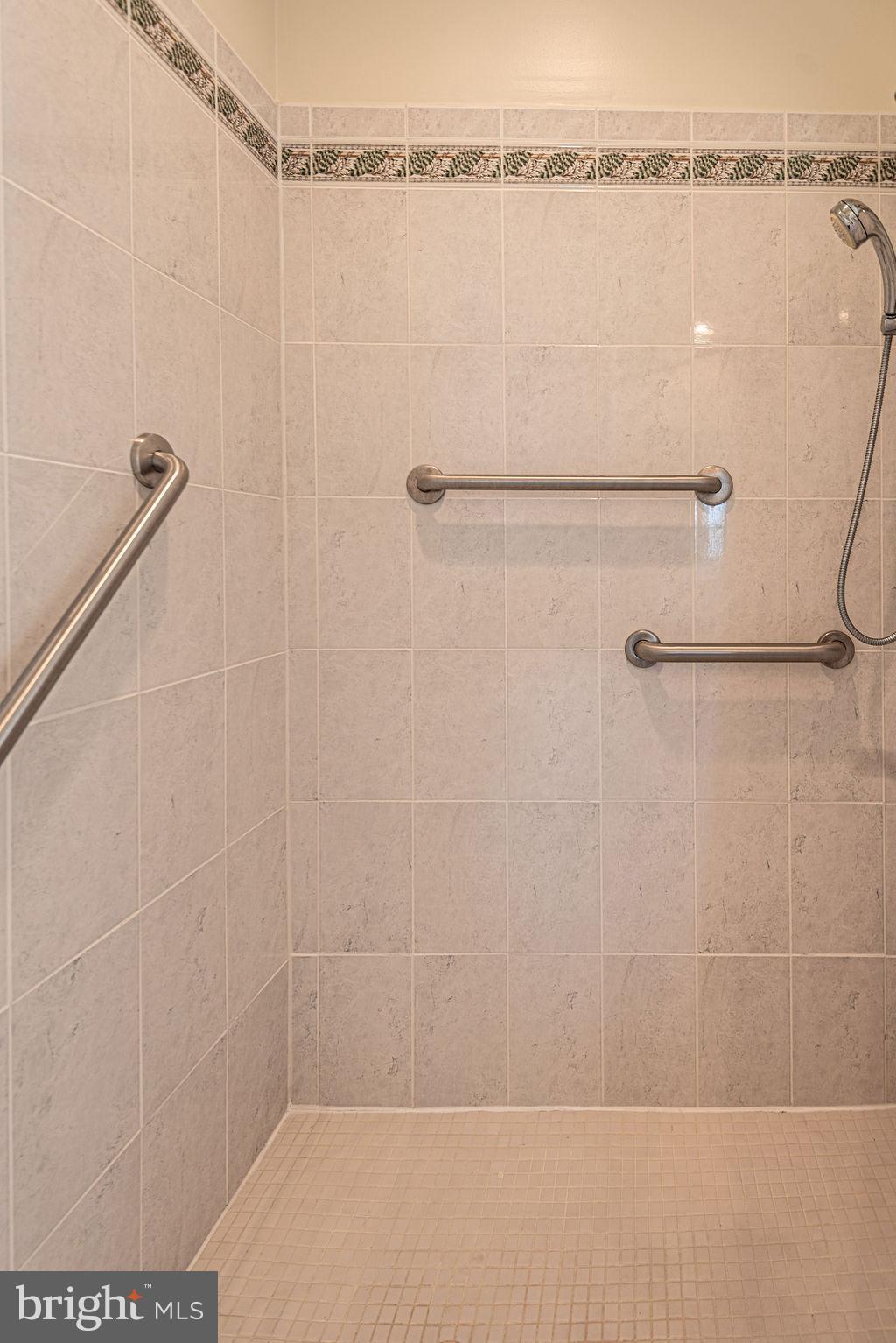 HENRYS GREEN - Residential