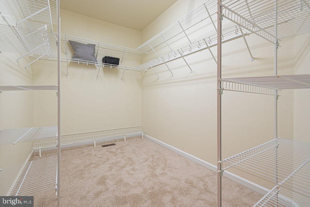 HENRYS GREEN - Residential