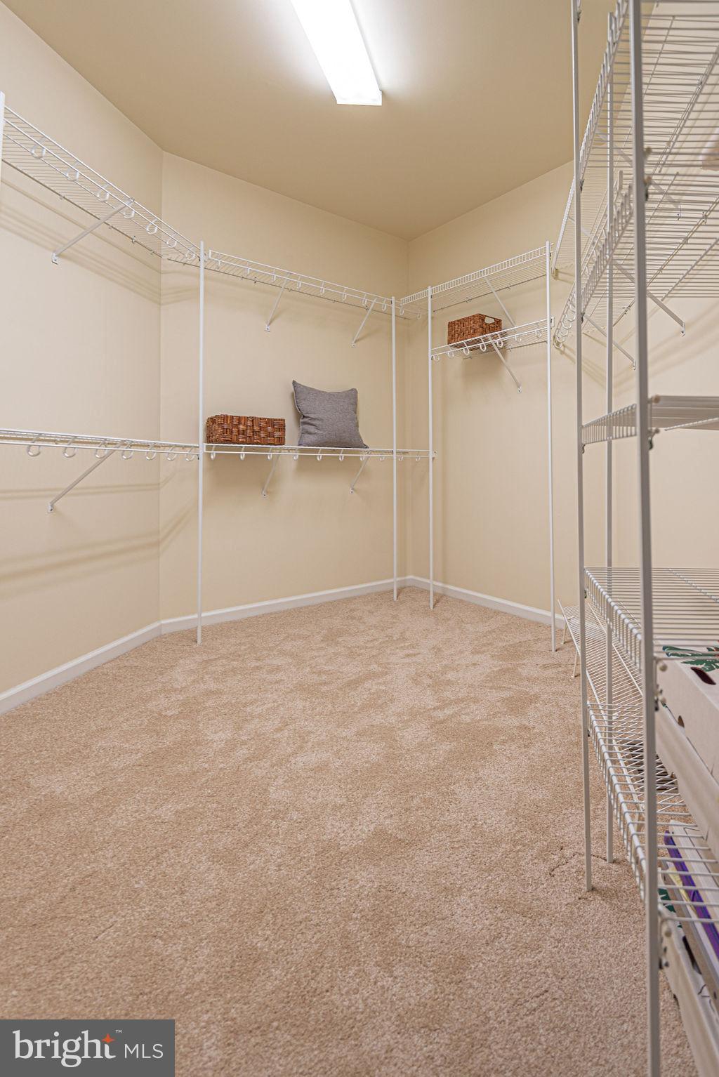 HENRYS GREEN - Residential