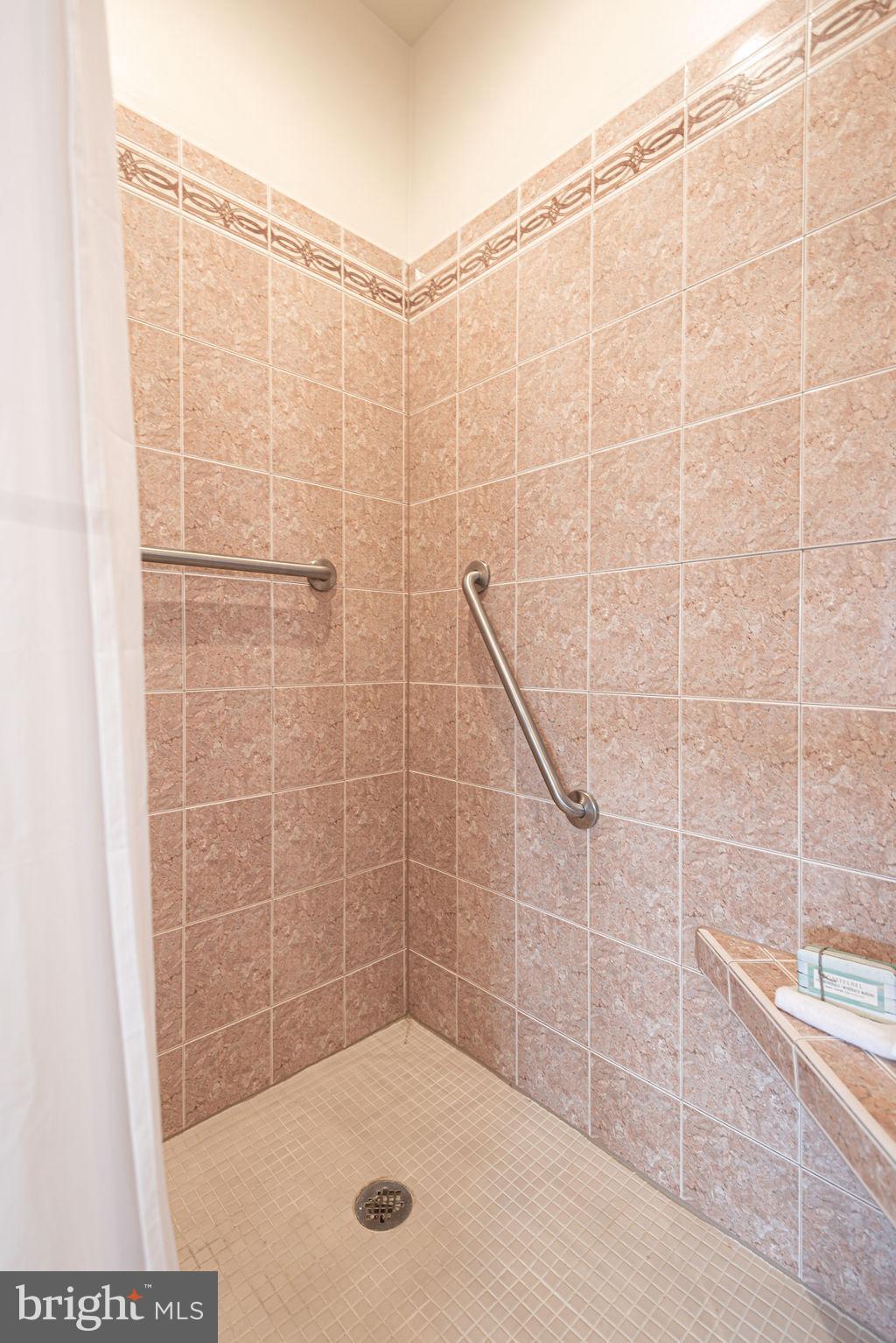 HENRYS GREEN - Residential