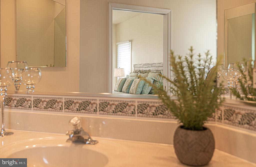 HENRYS GREEN - Residential