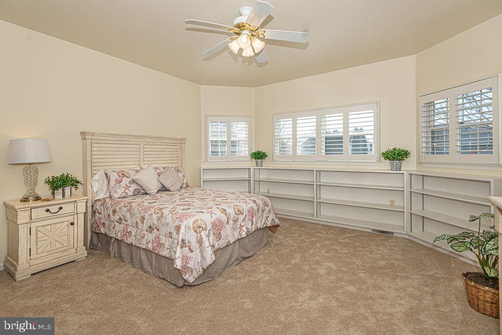 HENRYS GREEN - Residential