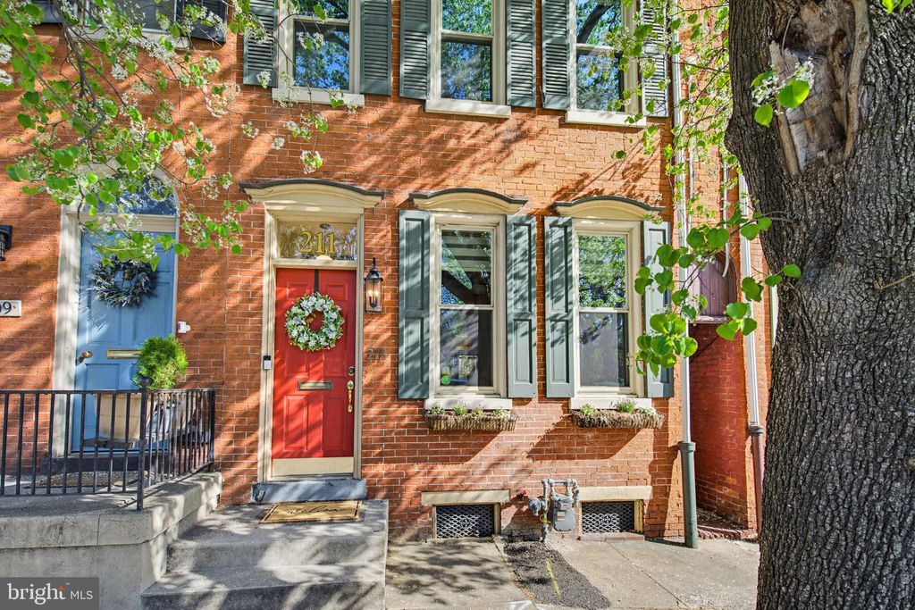 Photo of 211 E Chestnut Street, LANCASTER, PA 17602 (MLS # PALA2085630)