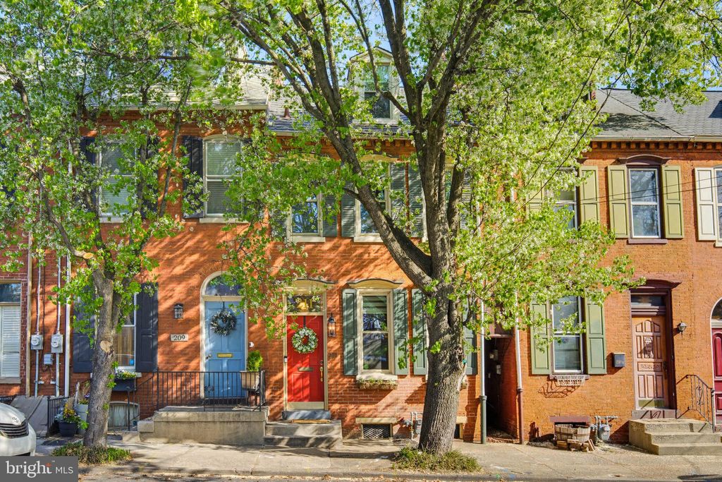 Photo of 211 E Chestnut Street, LANCASTER, PA 17602 (MLS # PALA2085630)