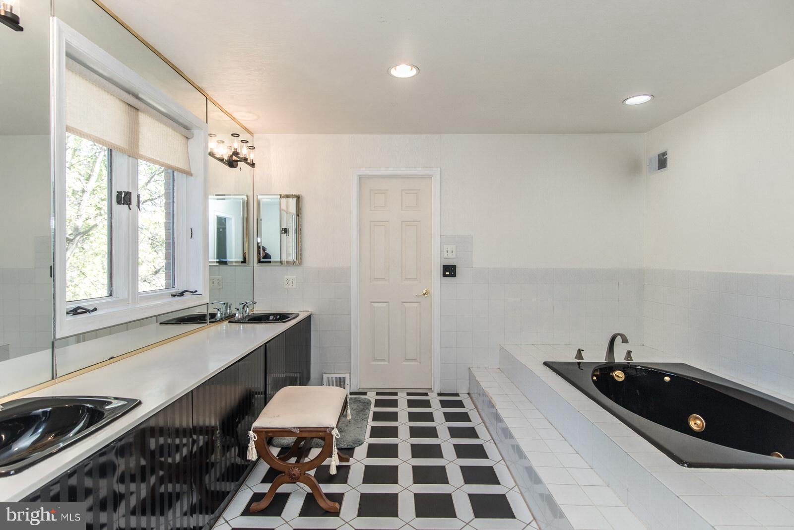 HUNTINGDON VALLEY - Residential