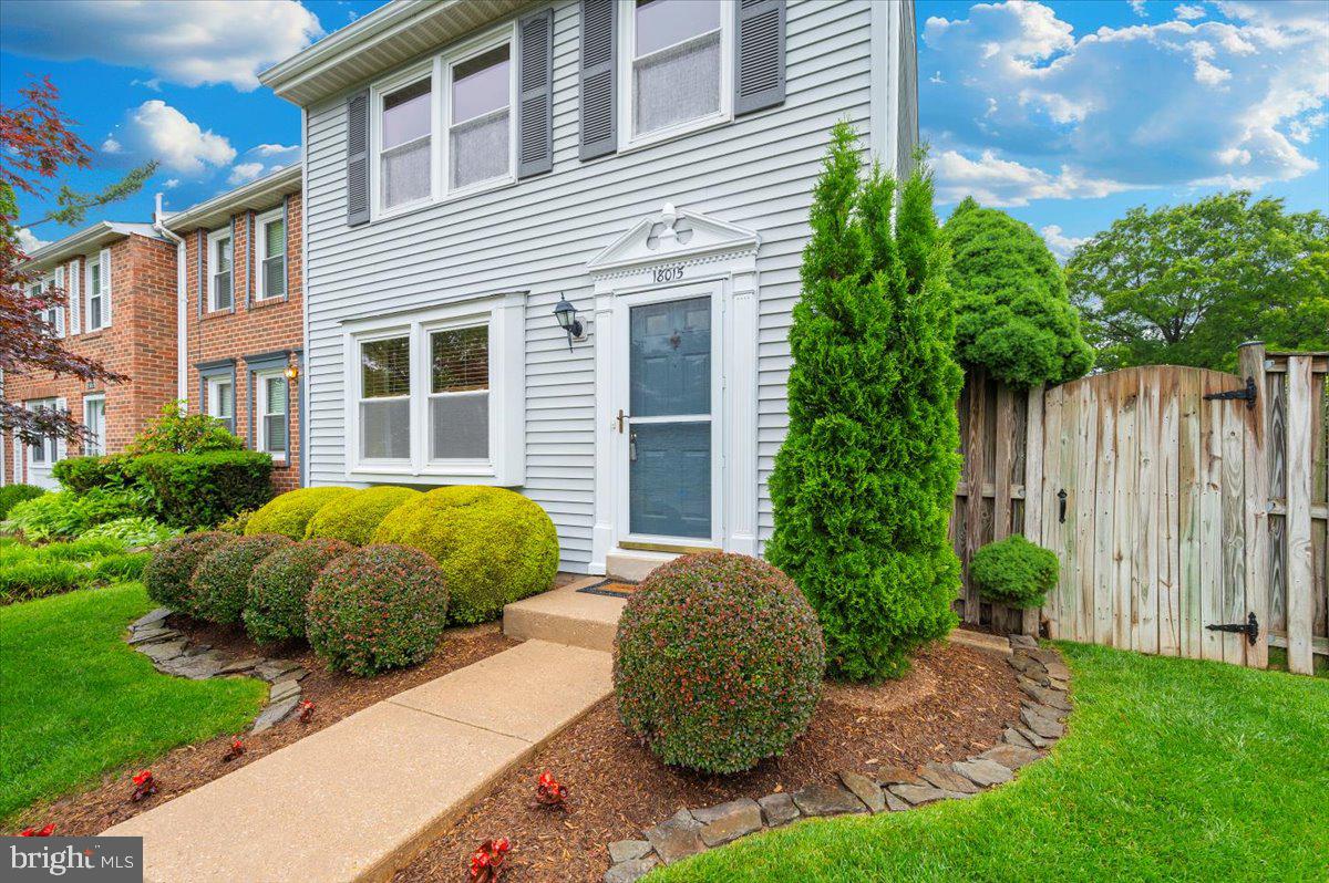 18015 QUEEN ELIZABETH DRIVE
