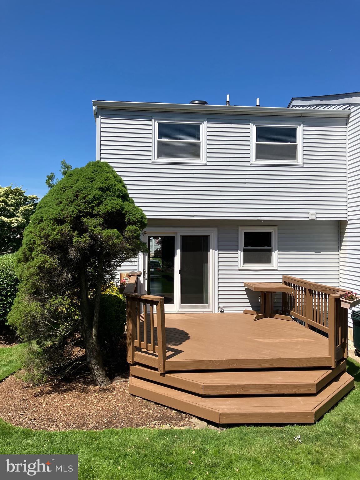18015 QUEEN ELIZABETH DRIVE