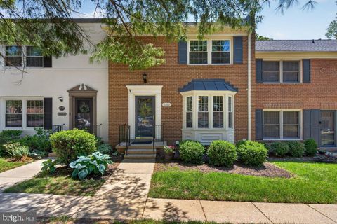 Photo of 6020 Waterbury Court, SPRINGFIELD, VA 22152 (MLS # VAFX2300952)