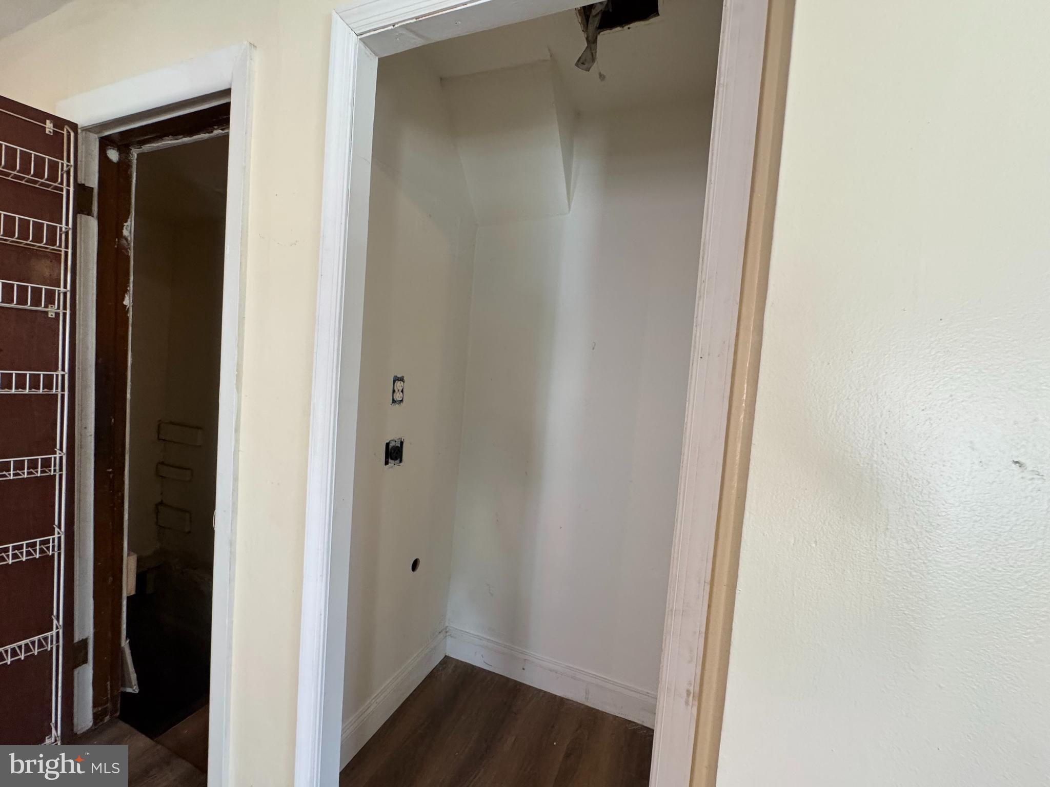 ELMWOOD PARK - Residential Lease