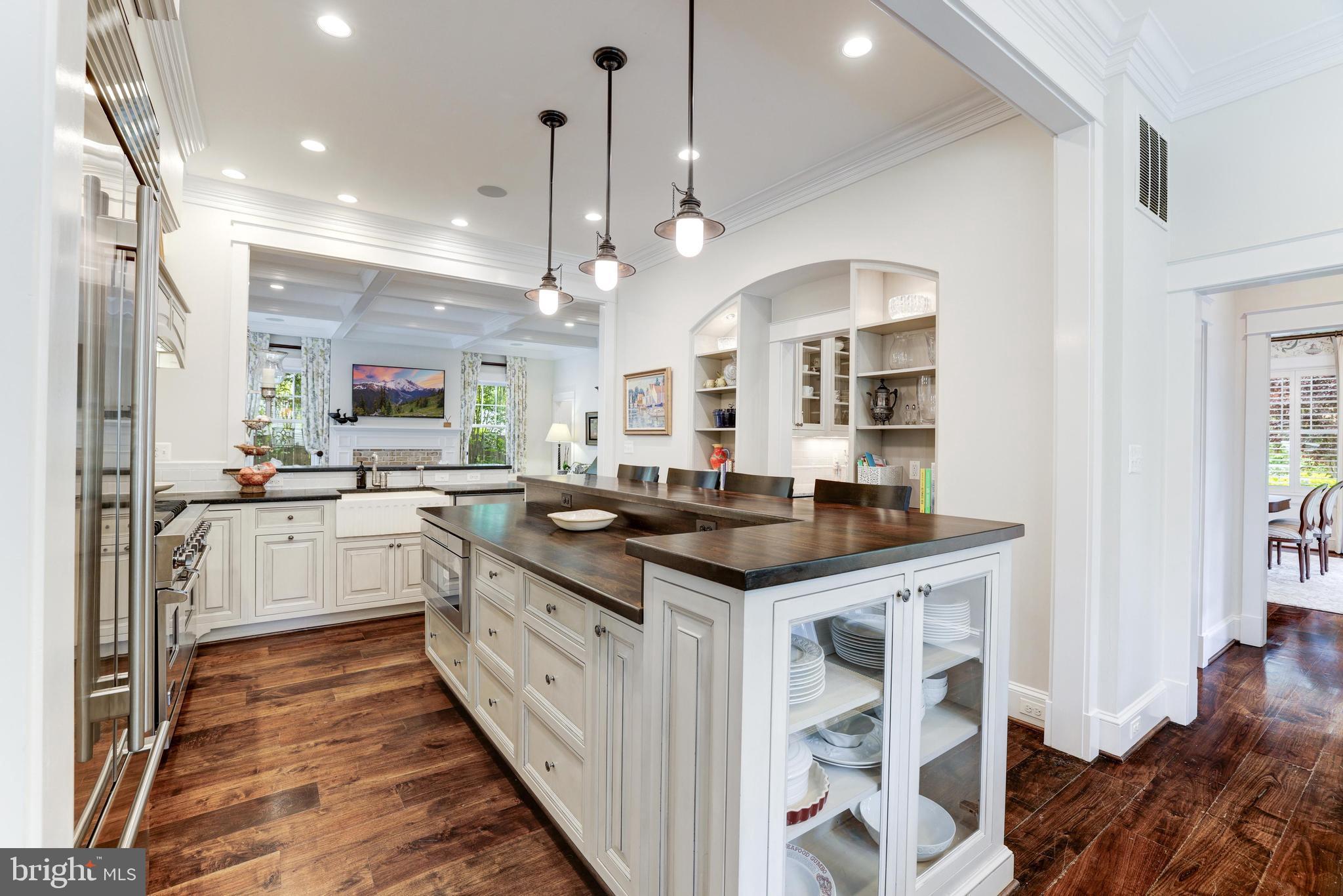 WILLIAMSBURG VILLAGE - Residential