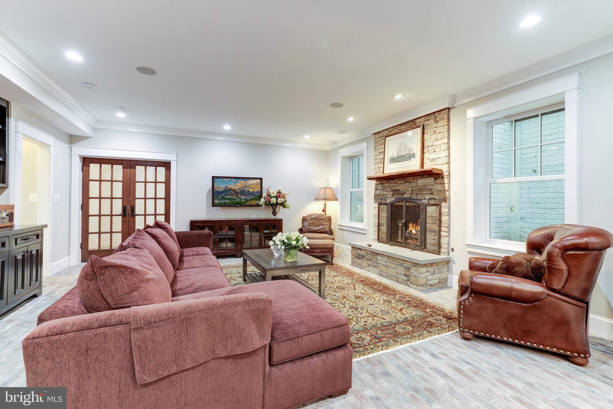 WILLIAMSBURG VILLAGE - Residential