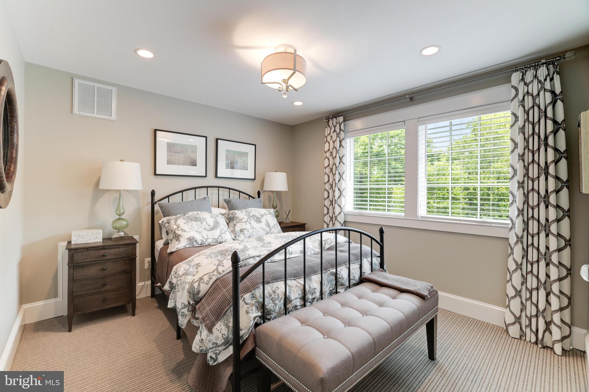 WILLIAMSBURG VILLAGE - Residential