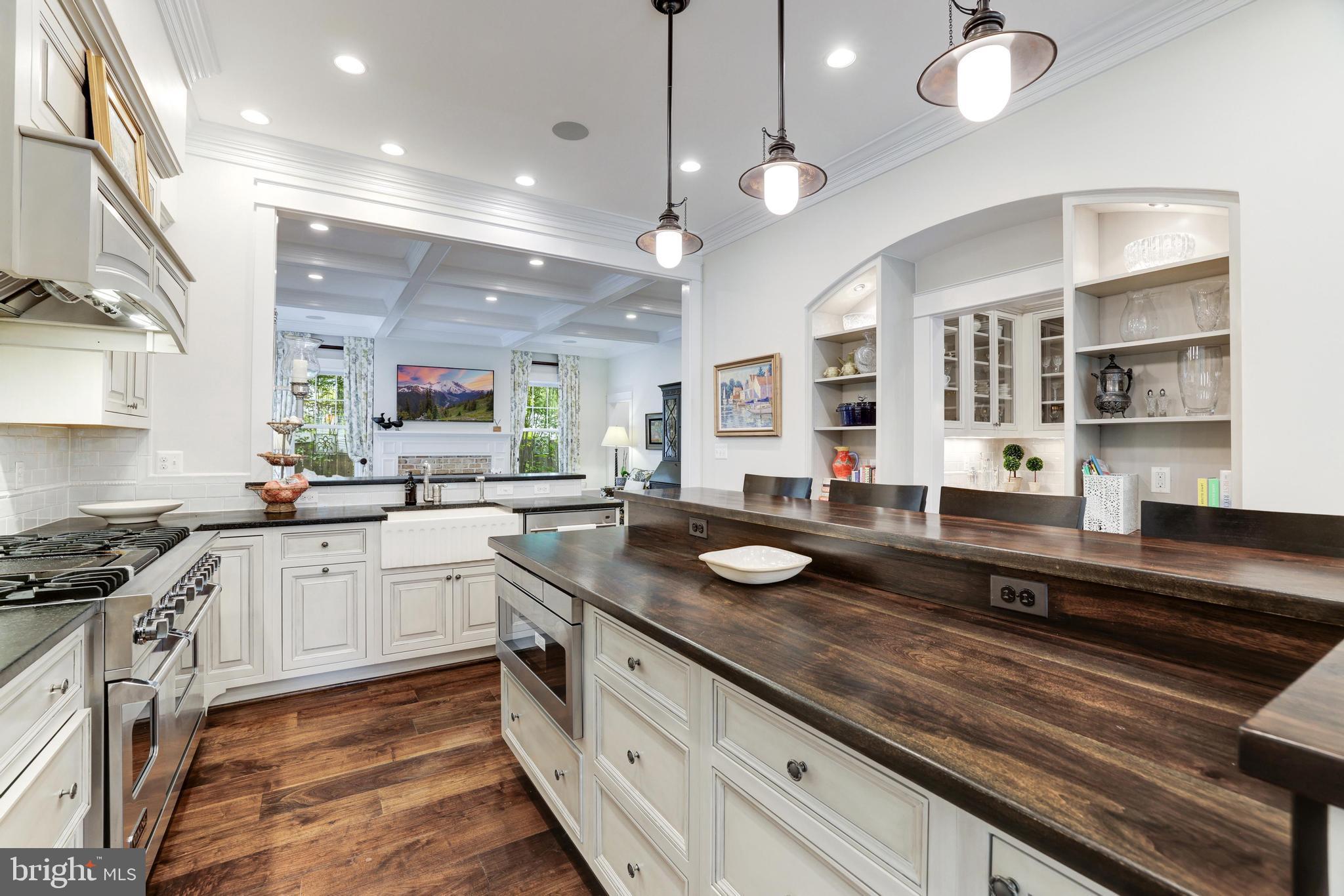 WILLIAMSBURG VILLAGE - Residential