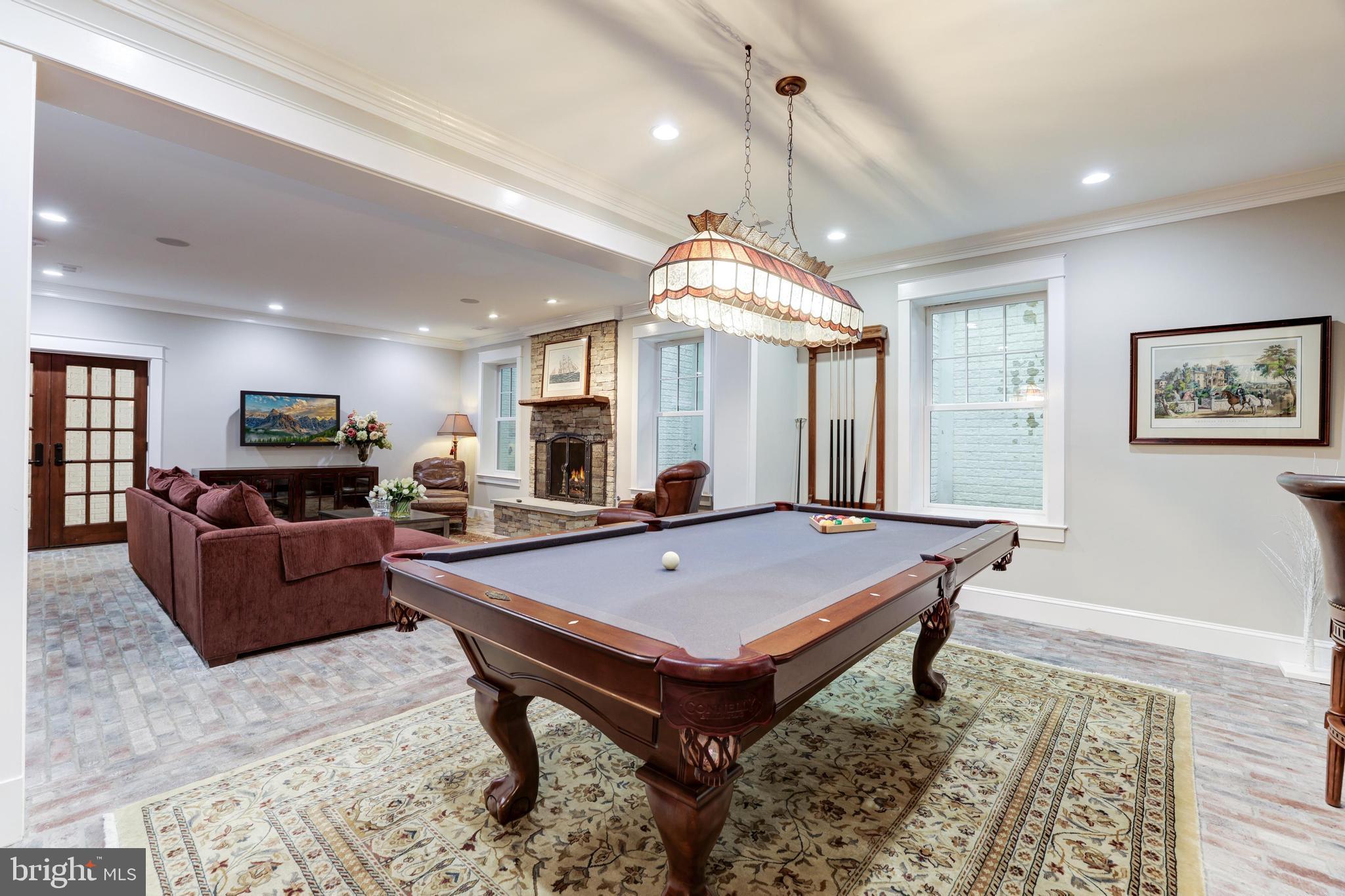 WILLIAMSBURG VILLAGE - Residential