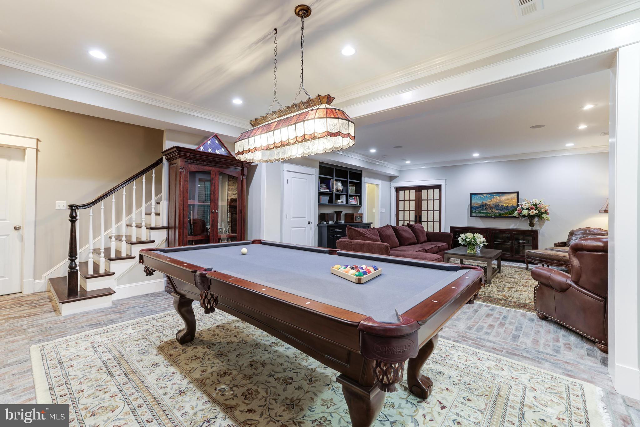 WILLIAMSBURG VILLAGE - Residential