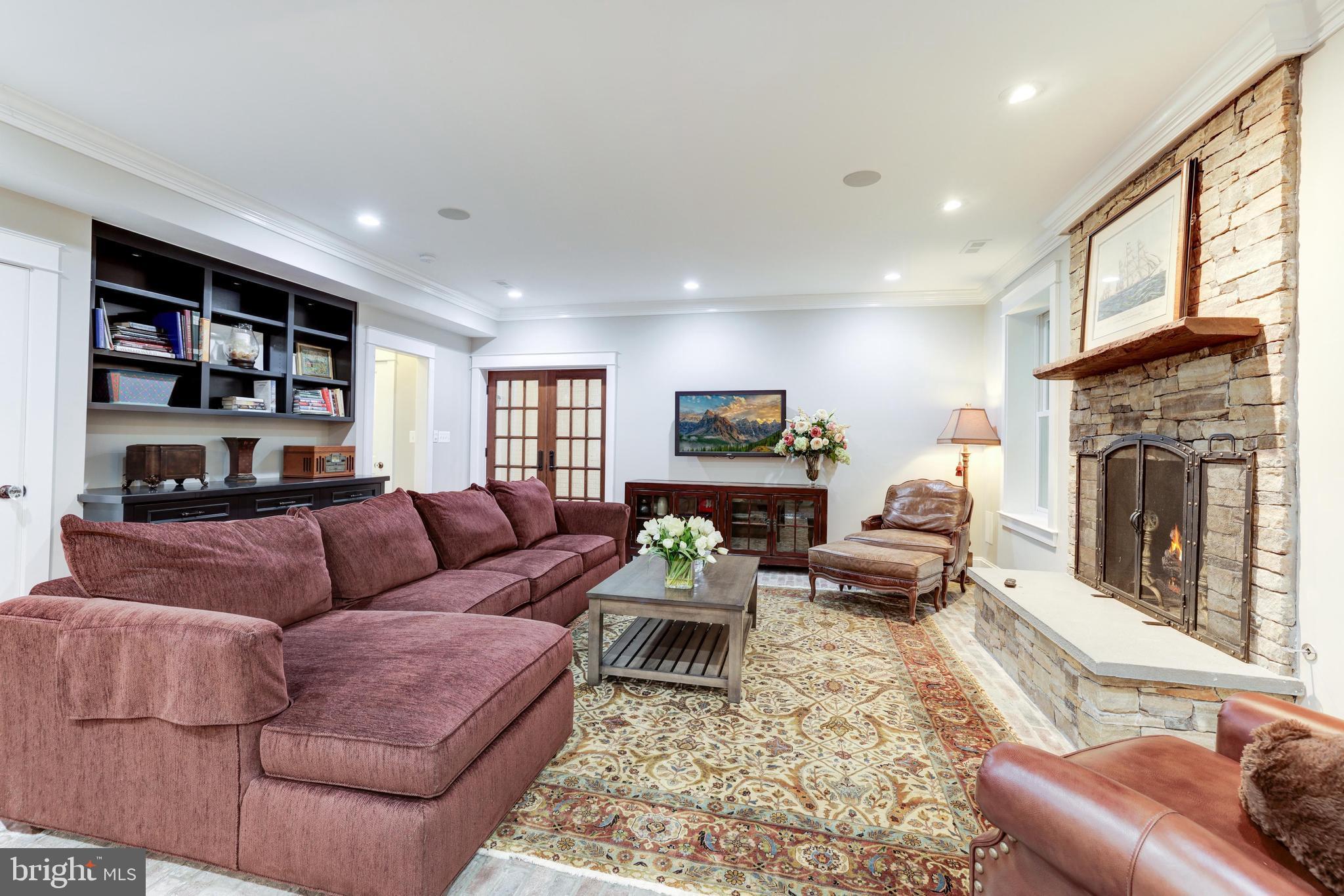 WILLIAMSBURG VILLAGE - Residential