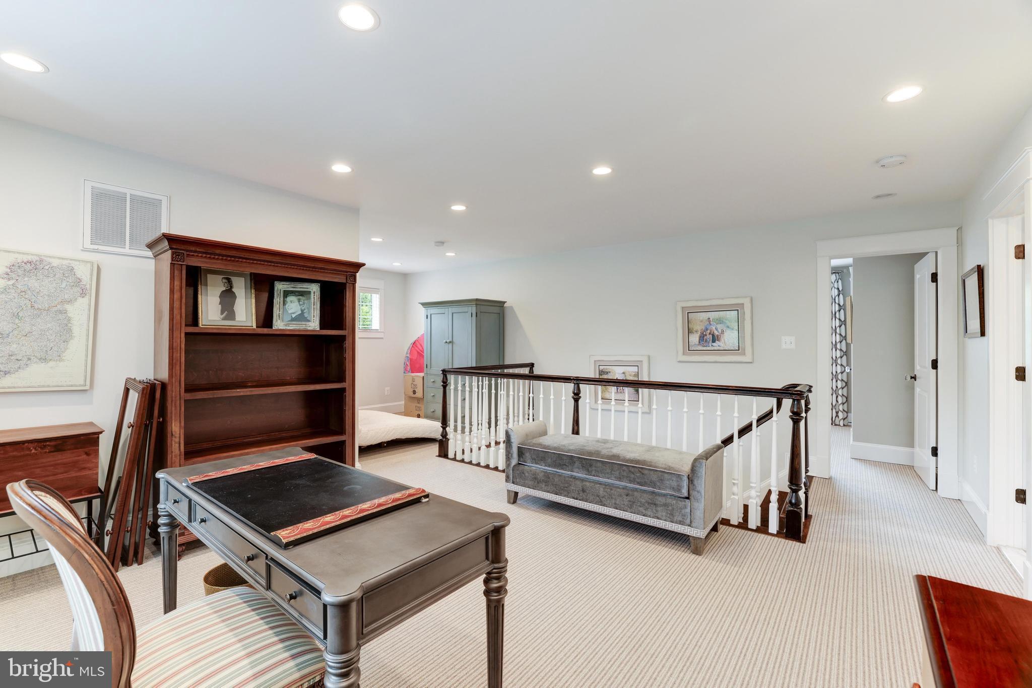 WILLIAMSBURG VILLAGE - Residential