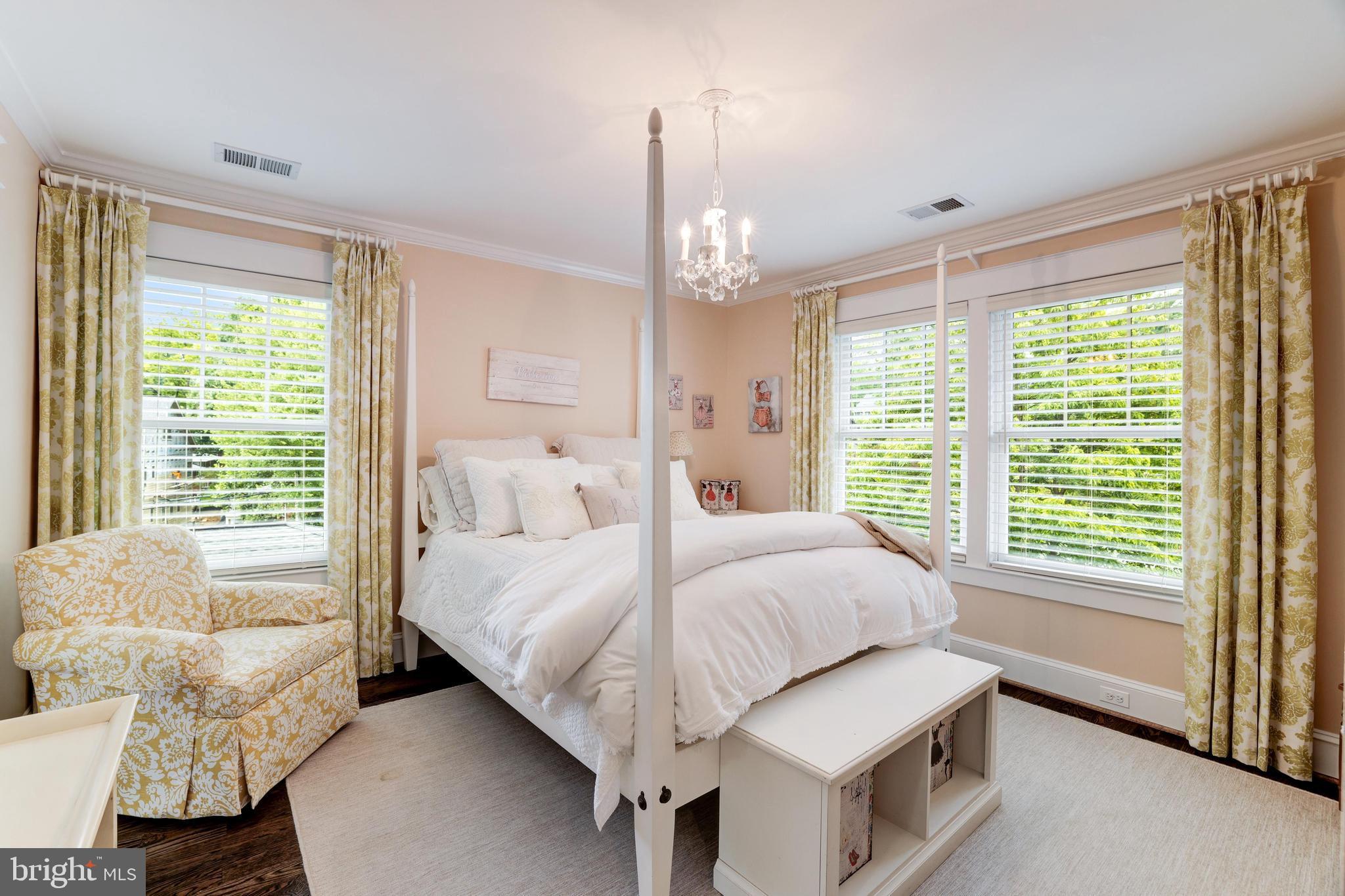 WILLIAMSBURG VILLAGE - Residential