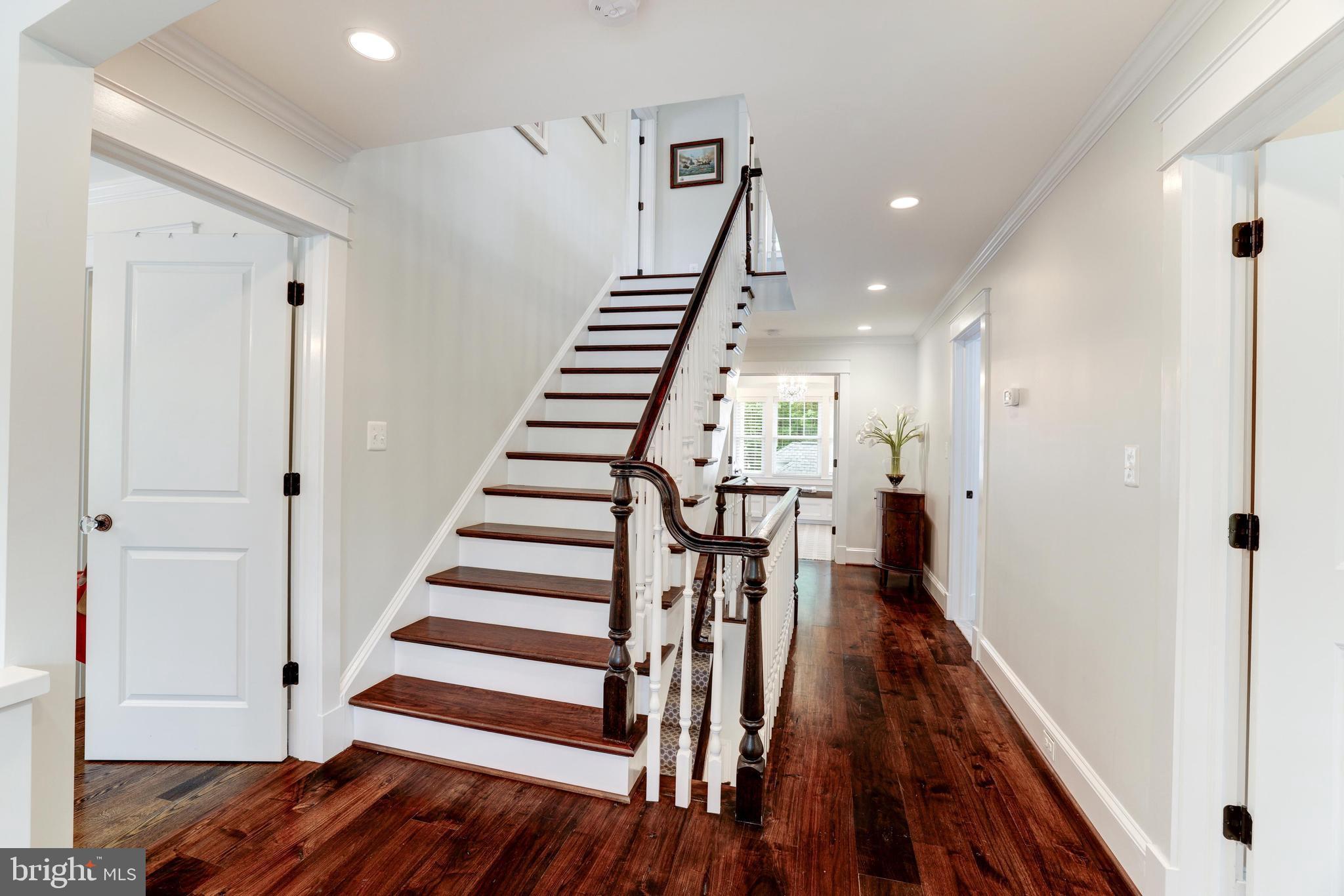 WILLIAMSBURG VILLAGE - Residential