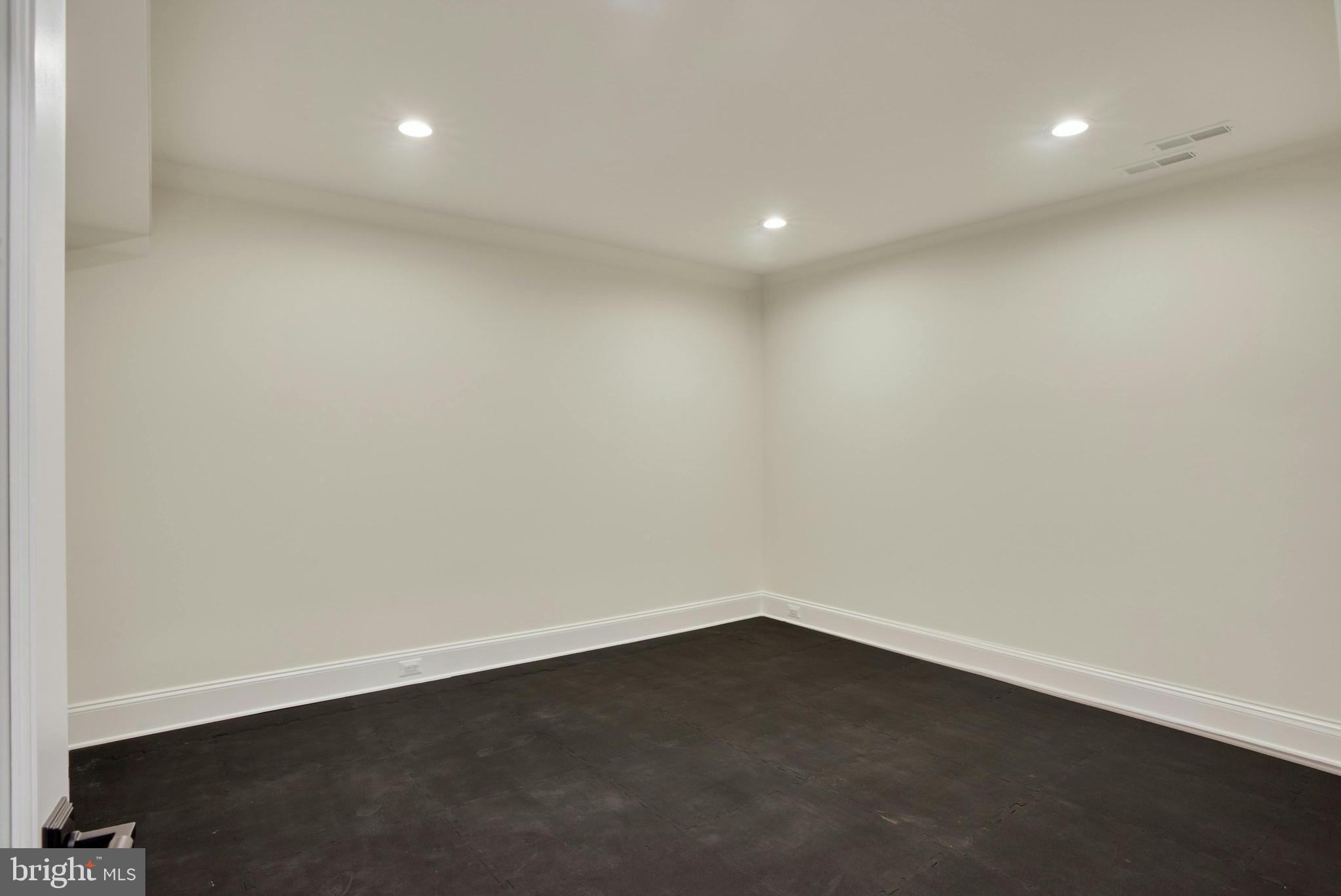 GOLF CLUB MANOR - Residential