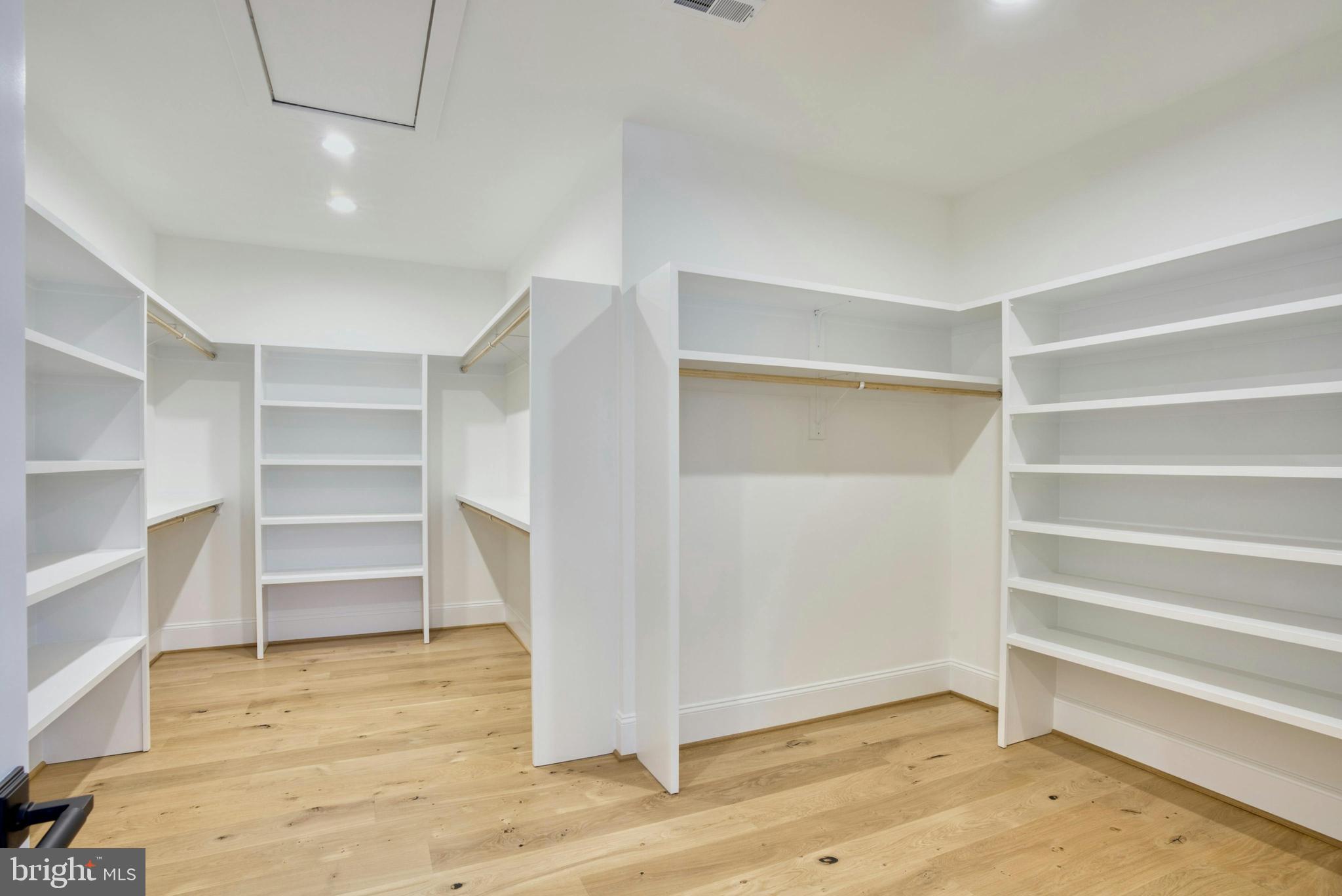 GOLF CLUB MANOR - Residential